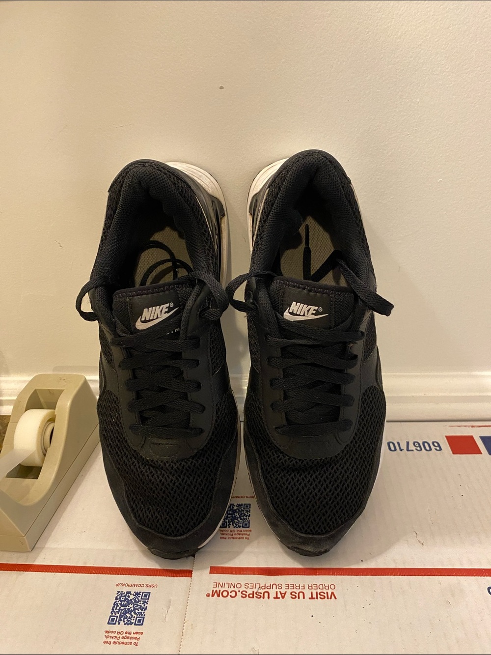 Nike Airmax size 9.5 Sneakers good condition - Picture 2 of 6